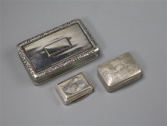 Two early 19th century silver vinaigrettes including T&Co, Birmingham, 1806 and a GIV silver snuff box.